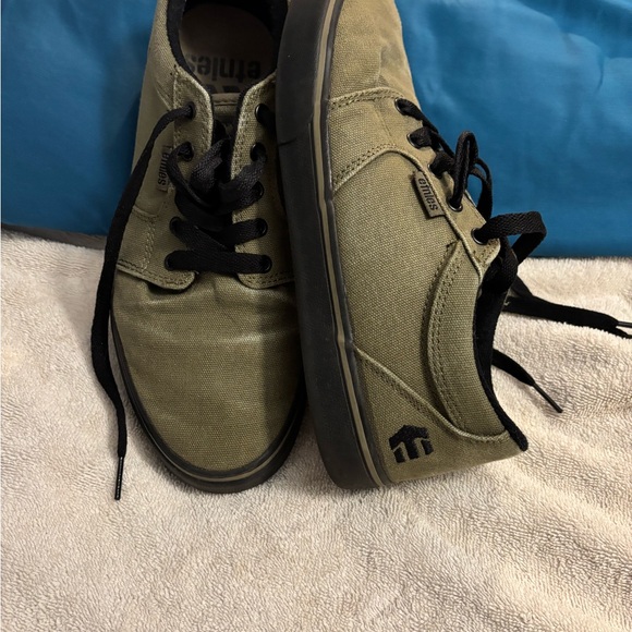 Etnies Green Sneakers with Canvas Upper and Black Rubber Sole - Picture 2 of 5